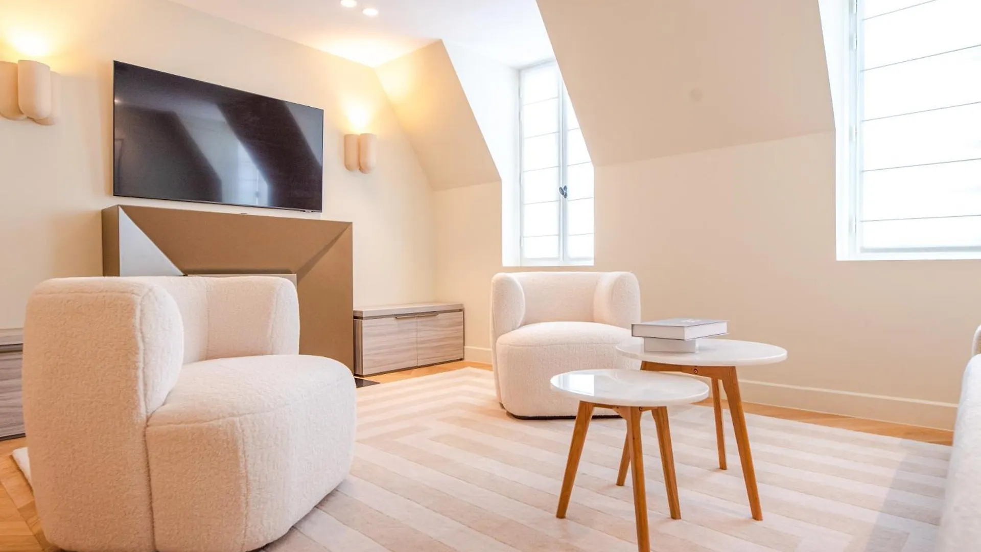 Louvre Saint Honore Apartment *